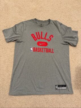 Nike Gray & Red Chicago Bulls Basketball Tee